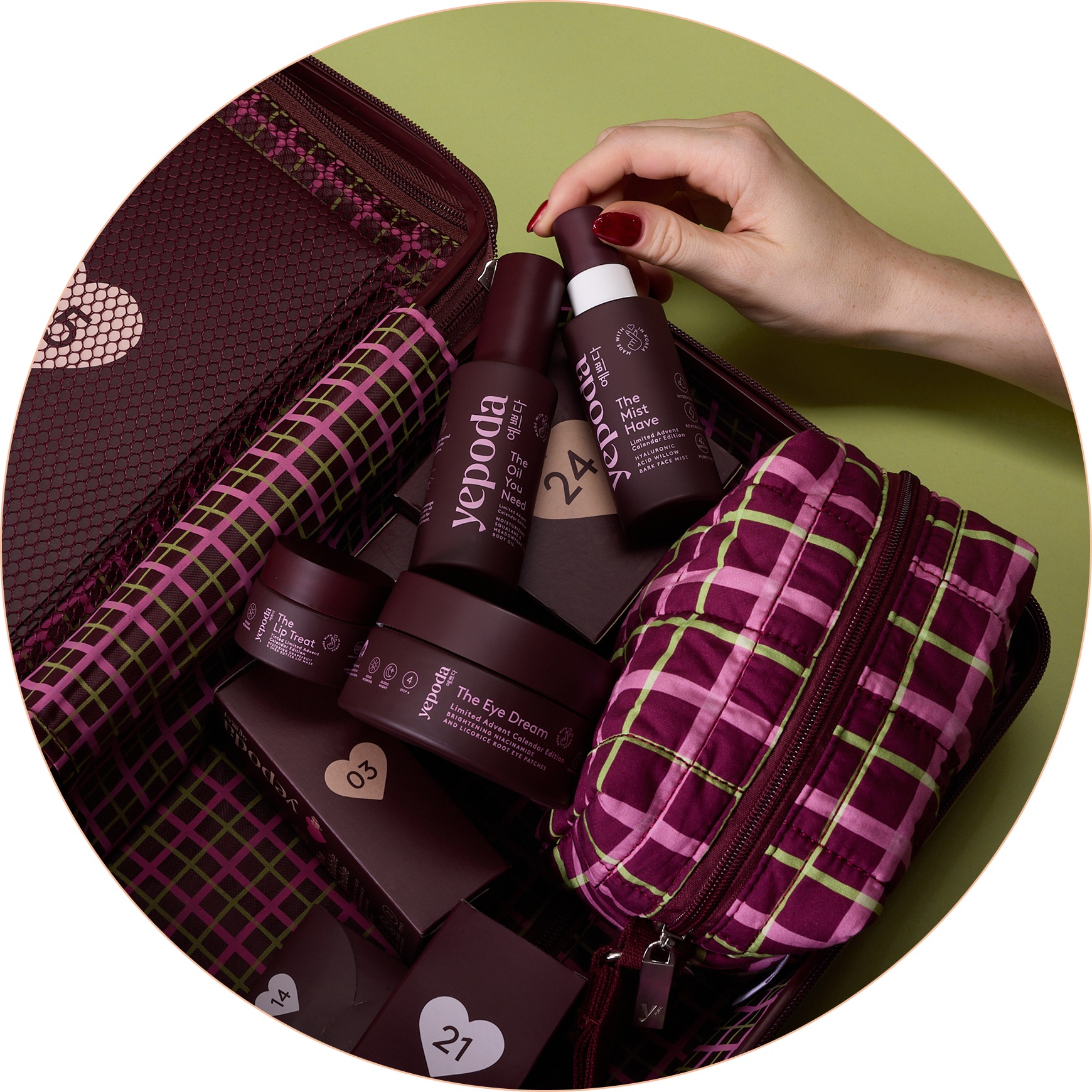 Produits de soin Yepoda dans une trousse bordeaux